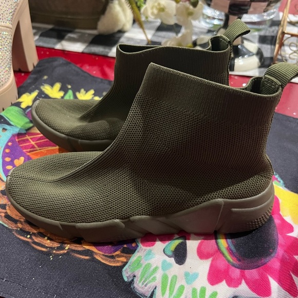 Olive green booties - Picture 2 of 2